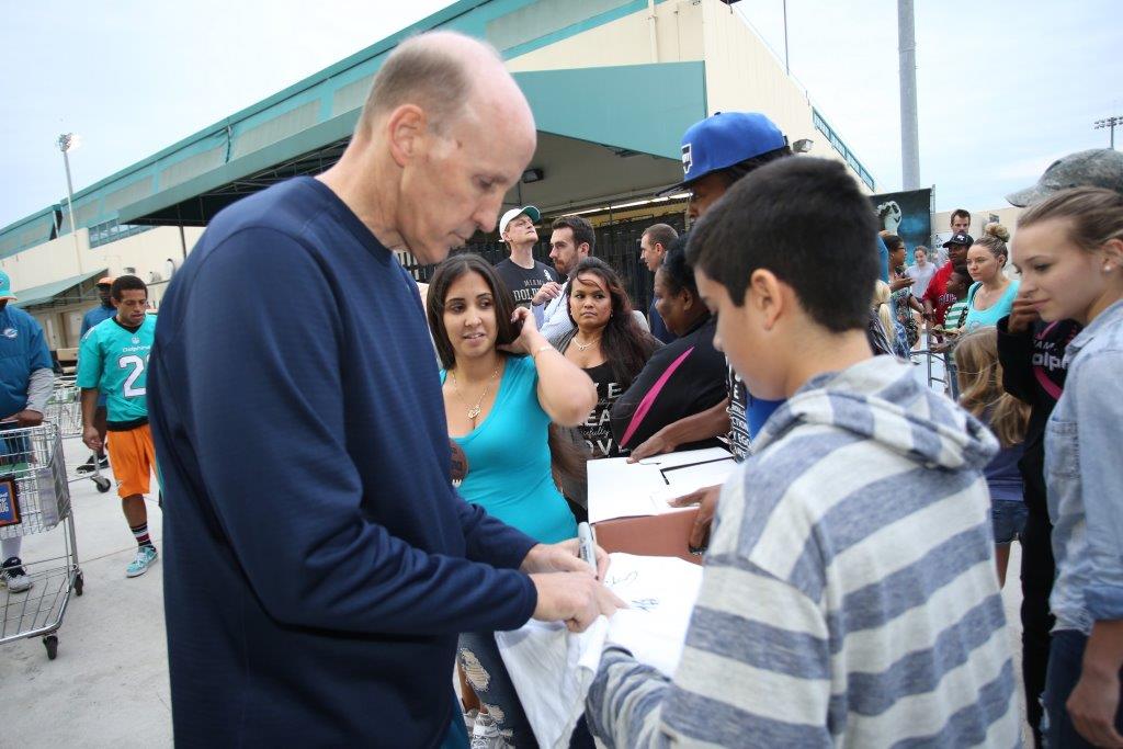 Miami Dolphins Give 500 Thanksgiving Meals