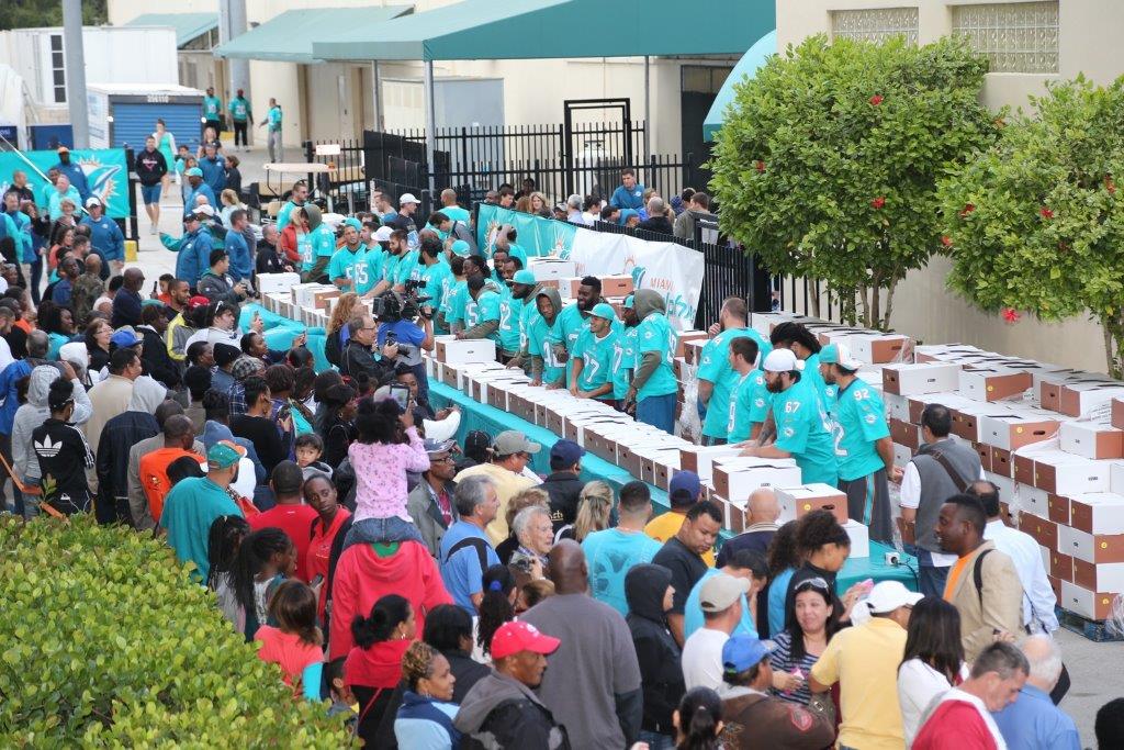 Dolphins Distribute Thanksgiving Meals with Feeding South Florida