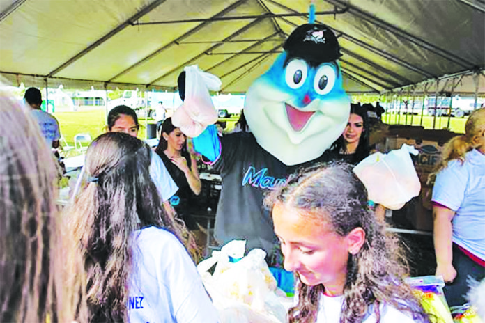 Commissioner, Feeding South Florida distribute food to 1,000 residents