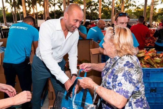 Marlins Distribute Thanksgiving Dinners to 1,000 Local Families