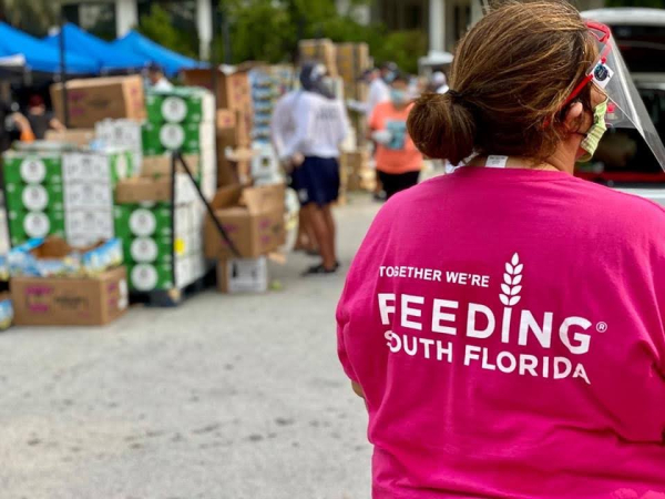 food line distribution by Feeding South Florida
