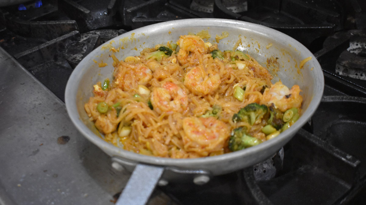 Pad Thai with shrimp and broccoli.
