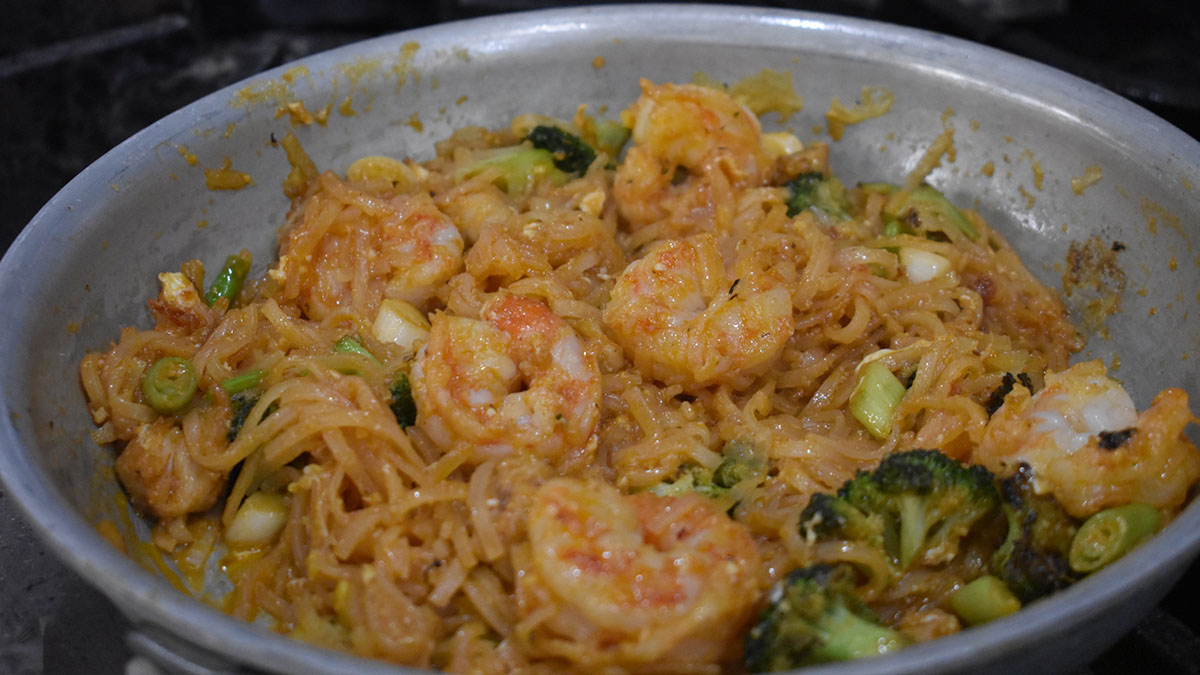 Pad Thai with shrimp and broccoli.